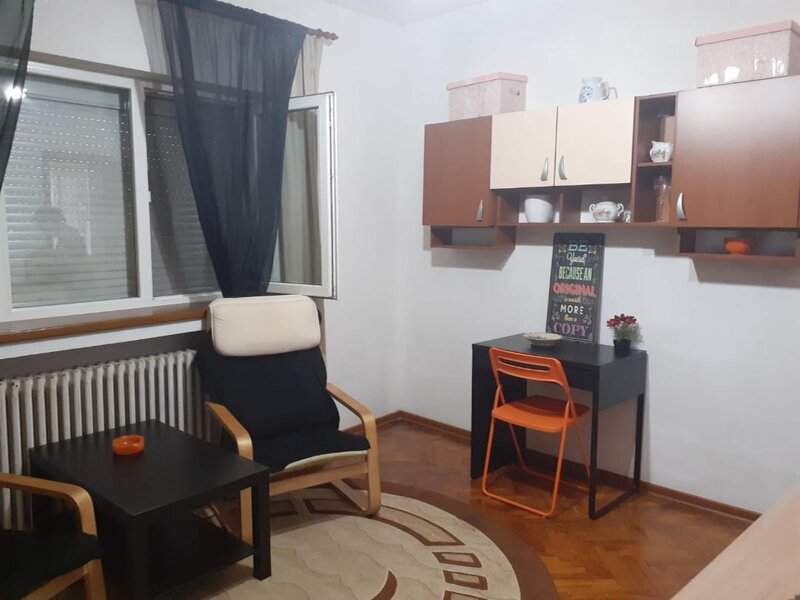Piata Romana, metrou, vis a vis ASE,