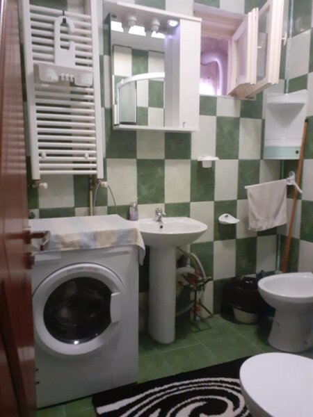 Piata Romana, metrou, vis a vis ASE,