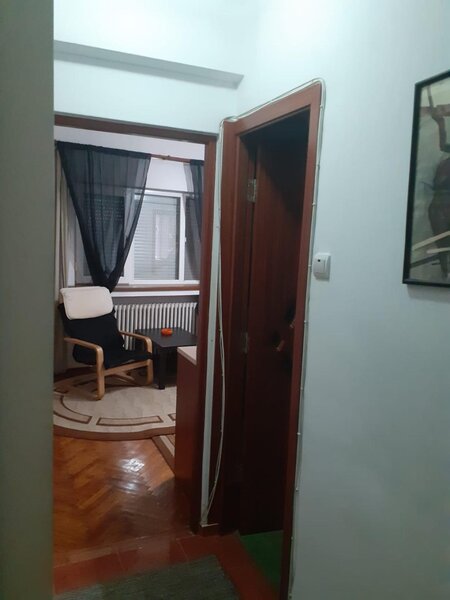 Piata Romana, metrou, vis a vis ASE,